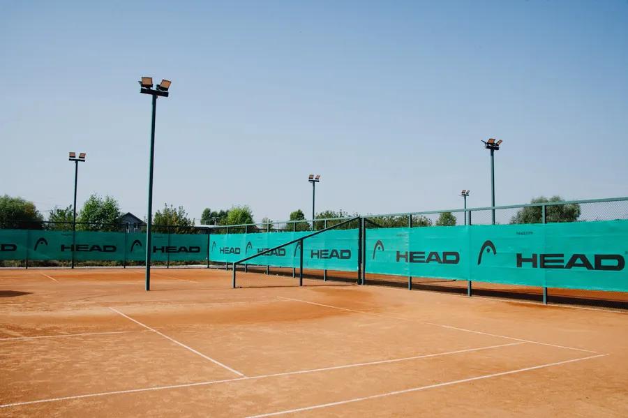 Открытие грунтовых кортов в теннисном клубе